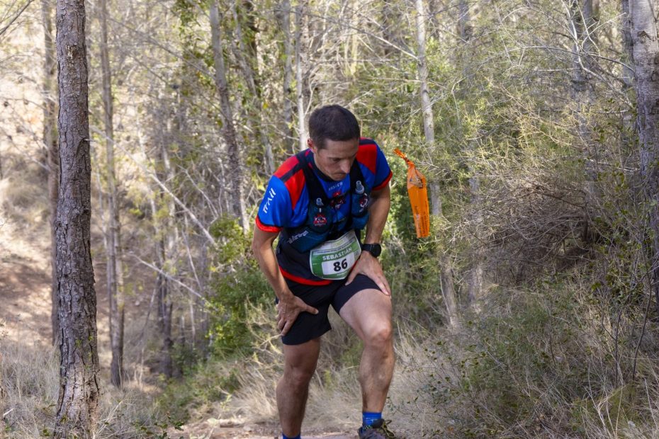 Sebastián Soriano subiendo con las manos en los muslos en el Trail de Vallada (foto: Nuria Fotografía)