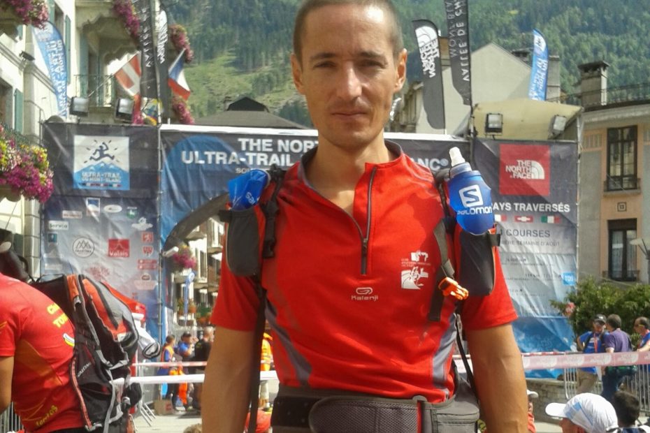 Sebastián Soriano en la salida del UTMB 2013 en Chamonix, con el dorsal 3245